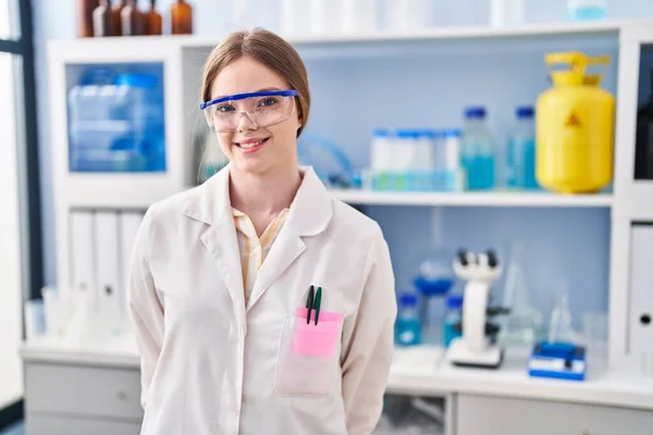 Ung Blond Kvinna Bär Vetenskapsman Uniform Stående Laboratoriet — Stockfoto