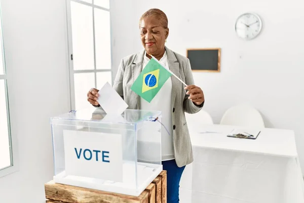 Senior Afrikansk Amerikansk Kvinde Holder Brasilien Flag Stemme Ved Valg - Stock-foto