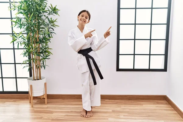 Ung Latinamerikansk Flicka Klädd Karate Kimono Och Svart Bälte Ler — Stockfoto