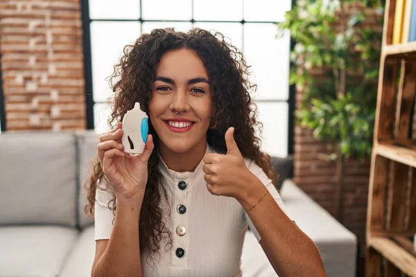 Young Hispanic Woman Using Glucose Meter Smiling Happy Positive Thumb — Stockfoto
