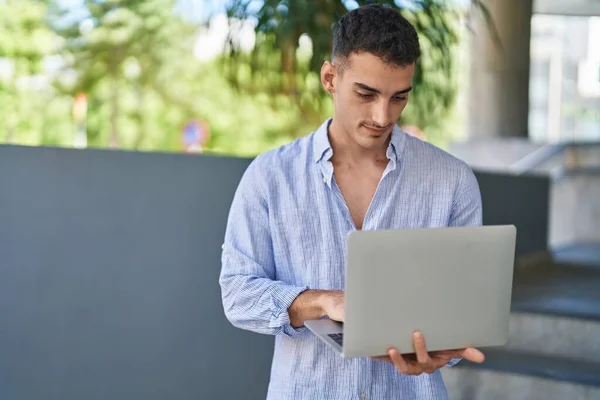 Молодий Іспаномовний Чоловік Використовуючи Ноутбук Стоїть Вулиці — стокове фото