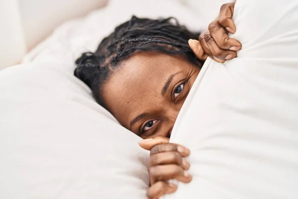 Mujer Afroamericana Cubriendo Cara Con Sábanas Dormitorio — Foto de Stock