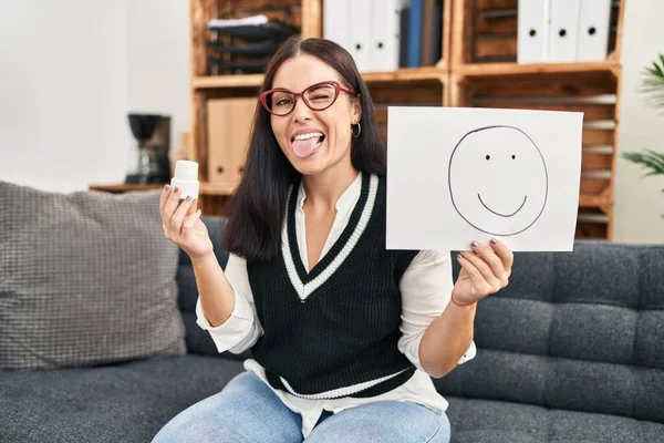 Молодая Латиноамериканка Работающая Над Депрессией Держащая Счастливые Эмоции Бумаге Таблетки — стоковое фото