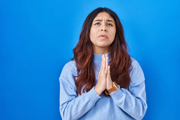 Hispanic Young Woman Standing Blue Background Begging Praying Hands Together — Foto de Stock