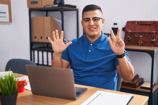 在办公室工作的年轻人 带着笔记本电脑 用八号手指显示和指点着 面带微笑 自信而快乐 — 图库照片