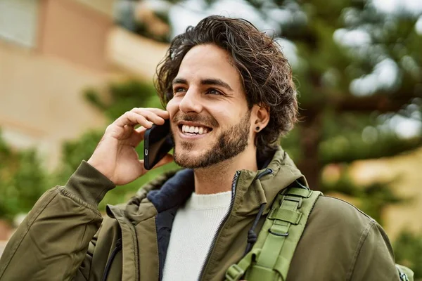 Schöner Hispanischer Mann Telefoniert Park — Stockfoto