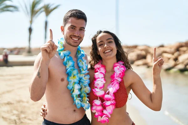Young Hispanic Couple Wearing Hawaiian Necklace Beach Smiling Idea Question — Stock Photo, Image