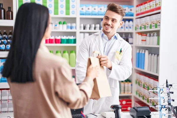 Мужчина Женщина Фармацевт Клиент Держат Сумку Покупками Аптеке — стоковое фото