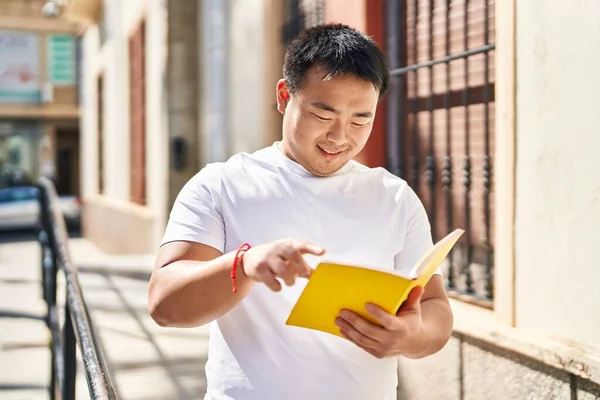 Young Chinese Man Smiling Confident Reading Book Street —  Fotos de Stock