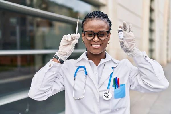 African American Woman Doctor Smiling Confident Holding Covid Vaccine Hospital — Stockfoto