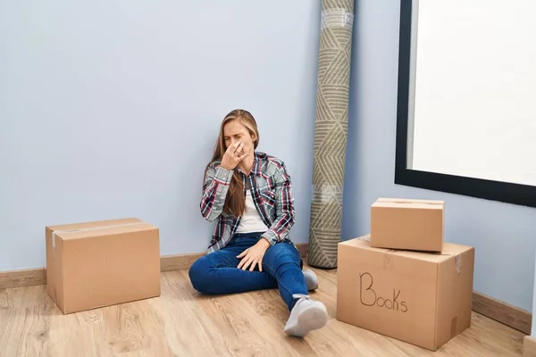 Jonge Blonde Vrouw Die Vloer Zit Naar Een Nieuw Huis — Stockfoto