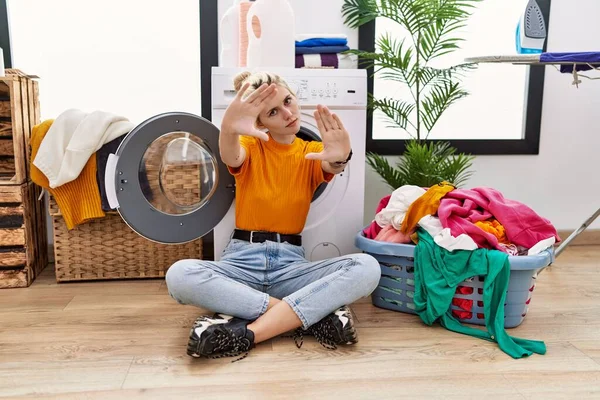Jeune Femme Blonde Faisant Lessive Assis Par Machine Laver Faisant — Photo