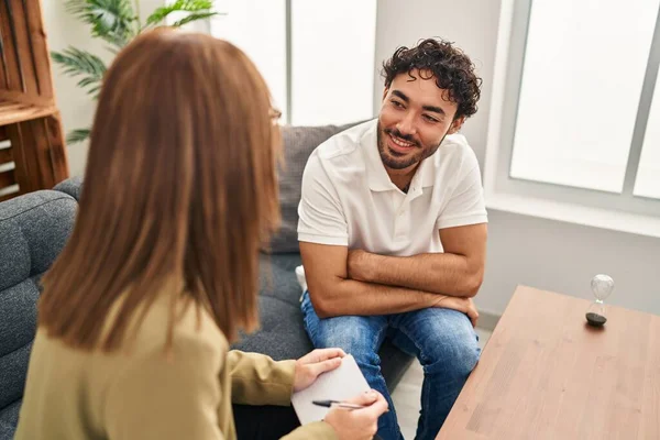 Mann Und Frau Bei Psychologiestunde Psychologiezentrum — Stockfoto