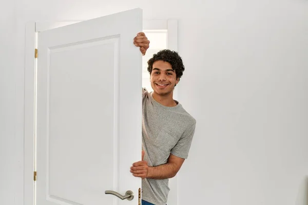 年轻的惊慌失措的男人开开心心地微笑着 打开新家的大门 — 图库照片