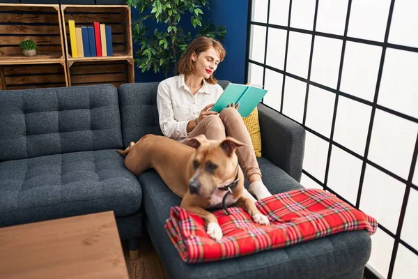 Jonge Blanke Vrouw Die Boek Leest Zittend Bank Met Hond — Stockfoto