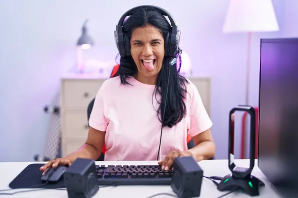Mature Hispanic Woman Playing Video Games Home Sticking Tongue Out — Photo