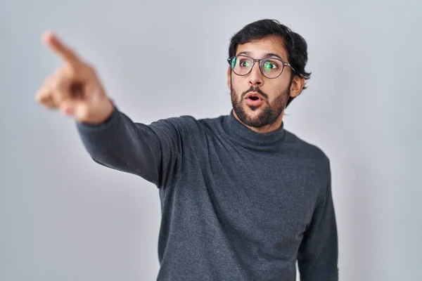 Handsome Latin Man Standing Isolated Background Pointing Finger Surprised Ahead — Stockfoto