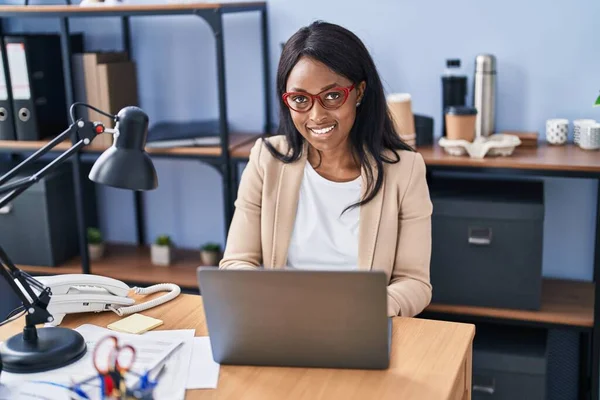 Mladá Africká Americká Žena Obchodní Pracovník Pomocí Notebooku Pracuje Kanceláři — Stock fotografie