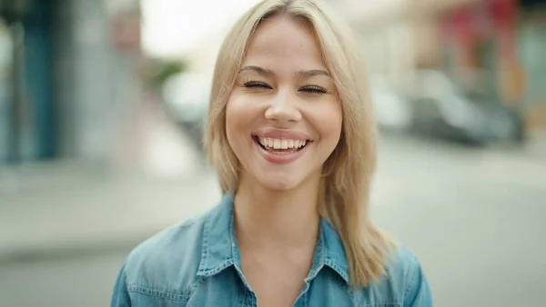 Młoda Blondynka Uśmiecha Się Pewnie Stojąc Ulicy — Zdjęcie stockowe