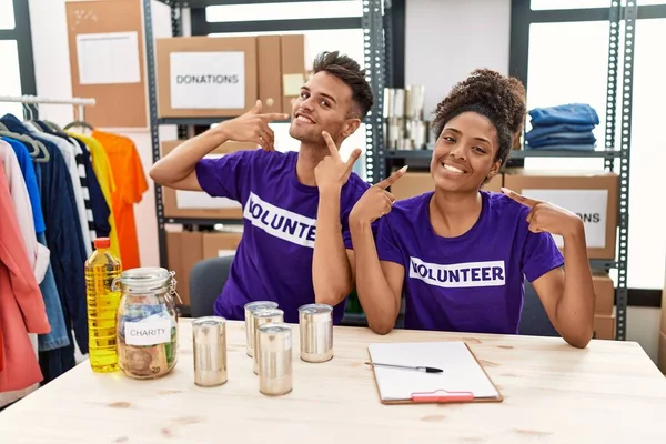 Los Jóvenes Interracial Que Usan Camisetas Voluntarias Las Donaciones Están —  Fotos de Stock