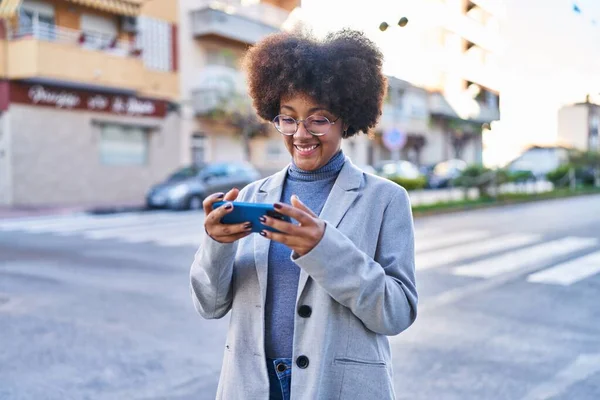 African American Γυναίκα Εκτελεστικό Χαμογελώντας Σίγουροι Βλέποντας Βίντεο Στο Smartphone — Φωτογραφία Αρχείου