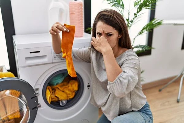 Young Hispanic Woman Washing Dirty Clothes Laundry Room — Stock Photo, Image