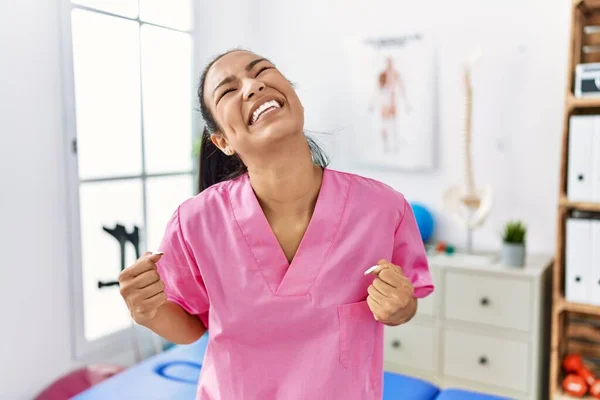 Молодая Латиноамериканка Работающая Клинике Болеутоляющих Счастлива Взволнована Делая Победный Жест — стоковое фото