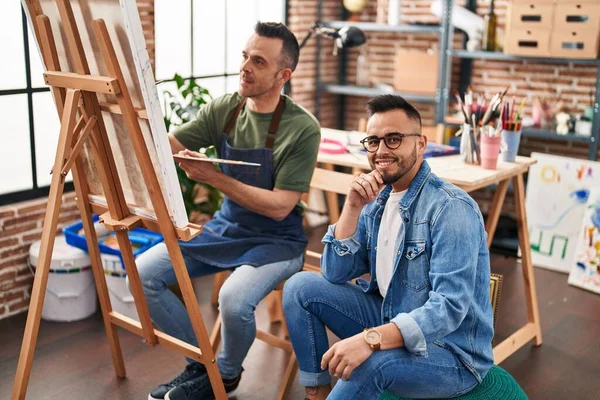 Twee Mannen Kunstenaars Glimlachen Zelfverzekerd Tekenen Kunststudio — Stockfoto
