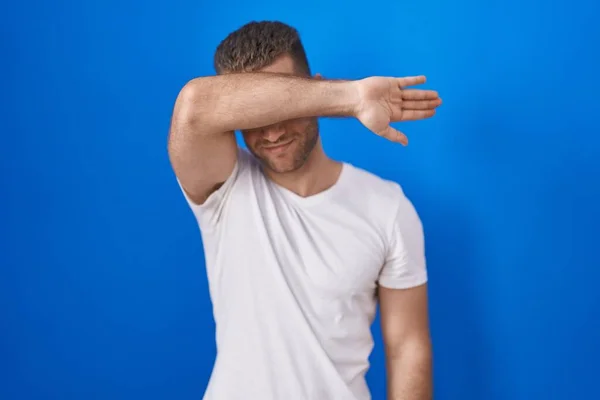 Young Caucasian Man Standing Blue Background Covering Eyes Arm Looking — Stock Photo, Image