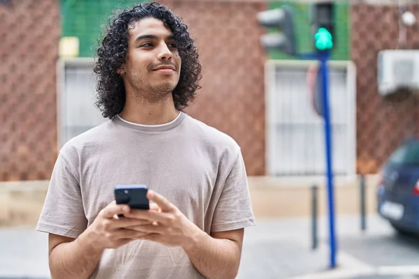 Νέοι Λατίνος Άνθρωπος Χαμογελά Αυτοπεποίθηση Χρησιμοποιώντας Smartphone Στο Δρόμο — Φωτογραφία Αρχείου
