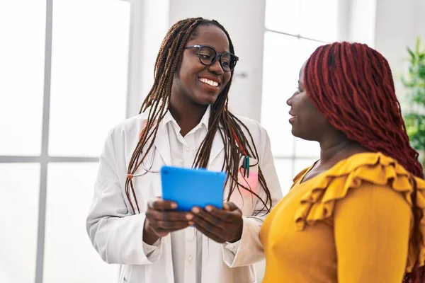 African American Women Doctor Patient Using Touchpad Having Consultation Clinic — Stockfoto