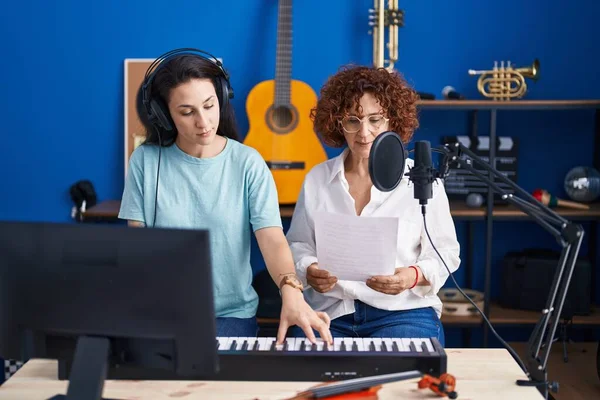 Due Donne Musicisti Cantano Canzoni Suonando Tastiera Del Pianoforte Studio — Foto Stock