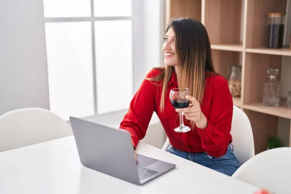 Jovem Hispânica Usando Laptop Bebendo Vinho Casa — Fotografia de Stock