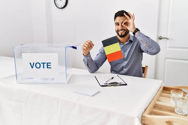Siyasi Seçim Kampanyasında Sakallı Genç Yakışıklı Adam Elinde Almanya Bayrağı — Stok fotoğraf