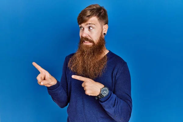Homem Ruivo Com Barba Longa Vestindo Camisola Azul Casual Sobre — Fotografia de Stock