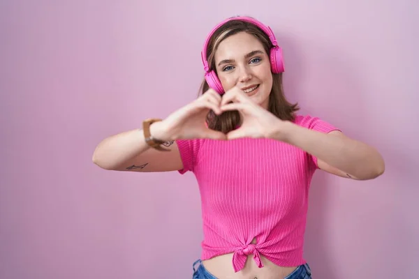 Blond Kaukasiska Kvinna Lyssnar Musik Med Hörlurar Ler Kärlek Visar — Stockfoto