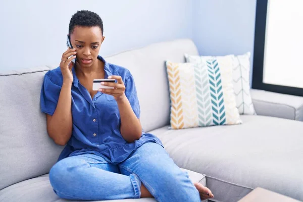 Africano Americano Mulher Falando Smartphone Segurando Cartão Crédito Sentado Sofá — Fotografia de Stock