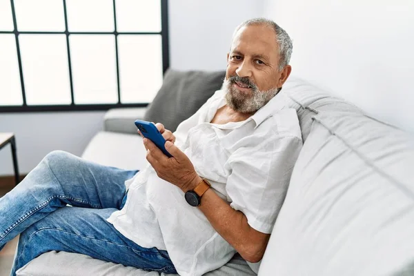 Senior Hombre Pelo Gris Sonriendo Confiado Usando Teléfono Inteligente Casa — Foto de Stock