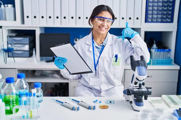 Hispanic Young Woman Working Scientist Laboratory Smiling Doing Phone Gesture — ストック写真