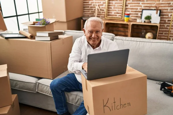 Homem Sênior Sorrindo Confiante Usando Laptop Nova Casa — Fotografia de Stock