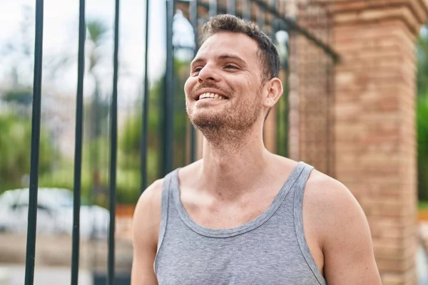 Young Hispanic Man Smiling Confident Looking Side Street — Zdjęcie stockowe