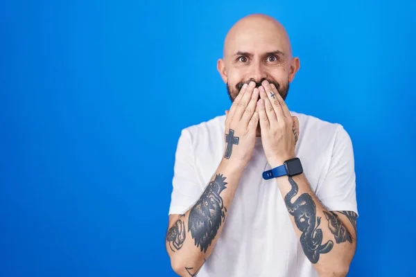 Homem Hispânico Com Tatuagens Sobre Fundo Azul Rindo Riso Embaraçado — Fotografia de Stock
