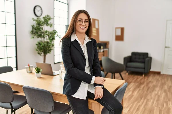 Genç Spanyol Kadını Ofiste Kendine Güvenen Bir Çalışan Oturuyor — Stok fotoğraf