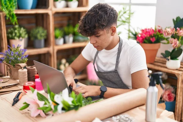 Jovem Florista Adolescente Hispânico Usando Laptop Sentado Mesa Loja Flores — Fotografia de Stock