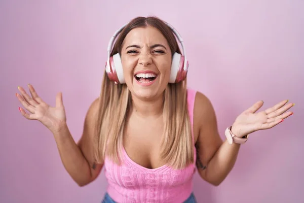 Young Blonde Woman Listening Music Using Headphones Celebrating Crazy Amazed — Foto de Stock