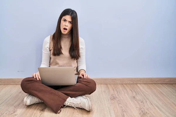 Junge Brünette Frau Die Mit Computer Laptop Arbeitet Sitzt Schockiert — Stockfoto