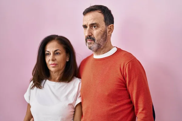 Mann Und Frau Mittleren Alters Stehen Mit Entspannter Miene Vor — Stockfoto