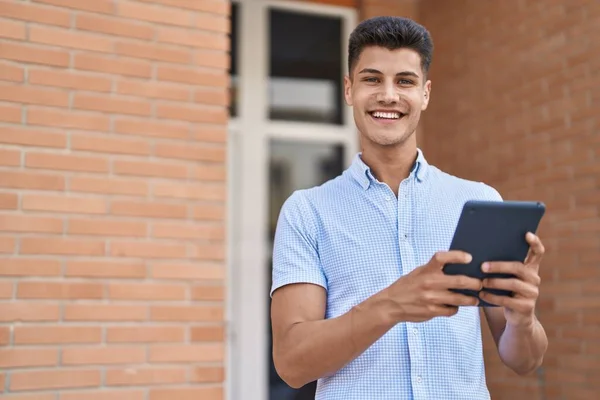 Jonge Spaanse Man Glimlacht Vol Vertrouwen Met Behulp Van Touchpad — Stockfoto