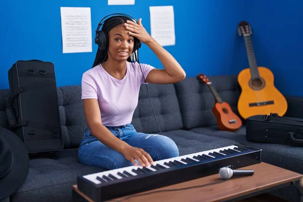 African American Woman Braids Playing Piano Keyboard Music Studio Stressed — Photo