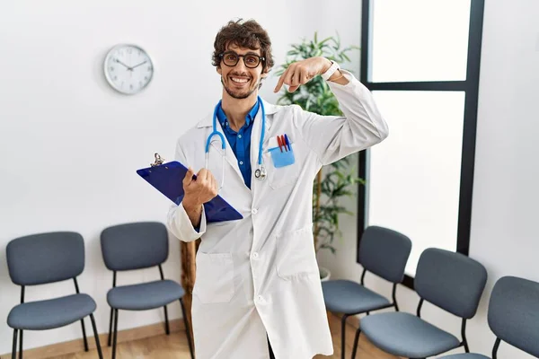 Νεαρός Ισπανός Γιατρός Στην Αίθουσα Αναμονής Χαμόγελο Στο Πρόσωπο Δείχνοντας — Φωτογραφία Αρχείου